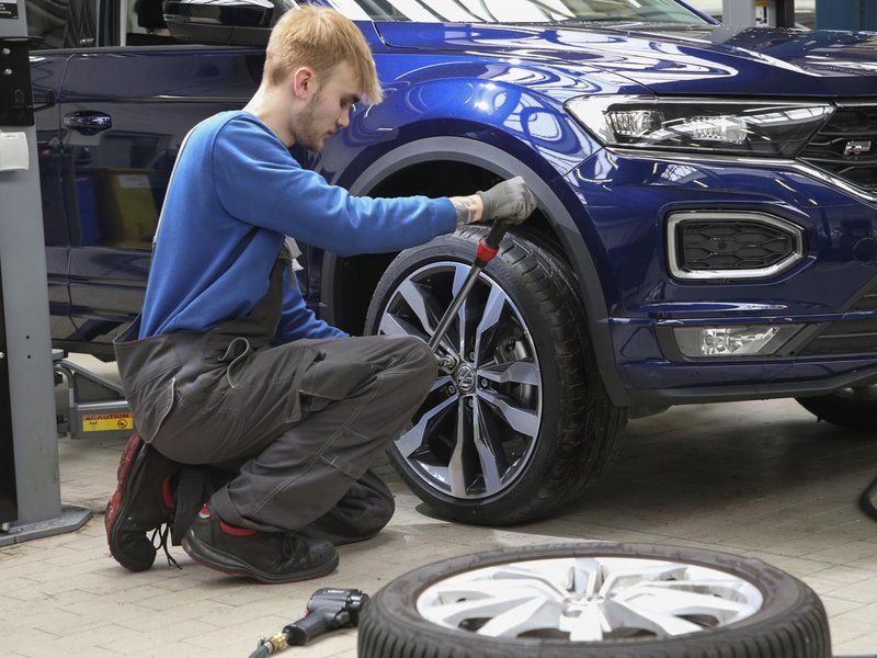 Nach dem Reifenwechsel wandern die Räder häufig in die Garage oder den Keller. (Foto: SP-X)
