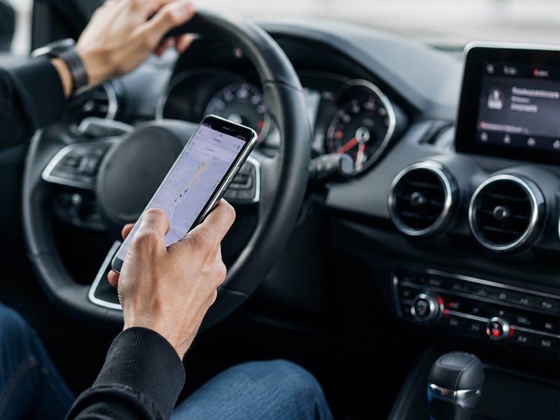Bild autofahrer-tippt-nachricht-handy-cockpit.jpg